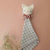 Image 3 of Doudou chat au crochet – lange gaze de coton – fait main en France