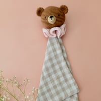 Image 2 of Doudou ours au crochet – lange gaze de coton – fait main en France