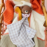 Image 3 of Doudou ours au crochet – lange gaze de coton – fait main en France