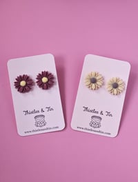 Image 1 of Large Daisy | Studs 
