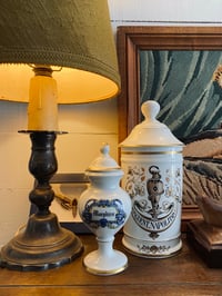 Image 8 of Pot couvert d'apothicaire en porcelaine de Paris // Morphine