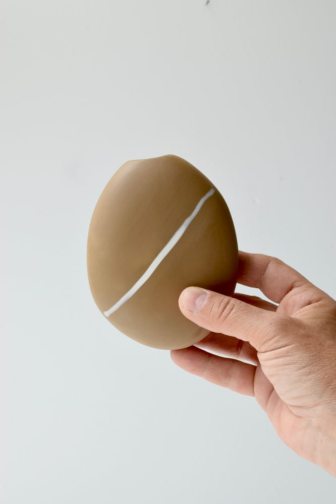 Image of SMALL WALL VASE - CARAMEL