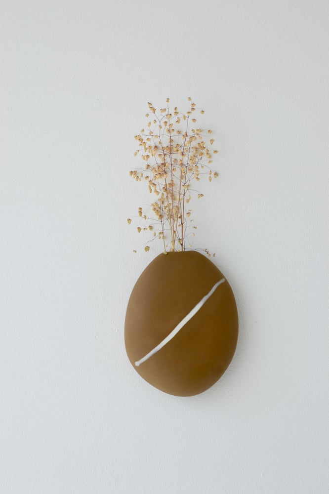 Image of SMALL WALL VASE - CARAMEL