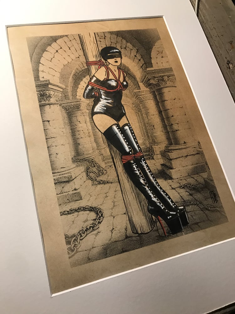 Image of Loulou in the crypt 2