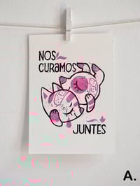 Image 1 of Nos curamos - Grabado Artesanal (rosa)