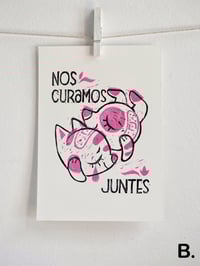 Image 2 of Nos curamos - Grabado Artesanal (rosa)