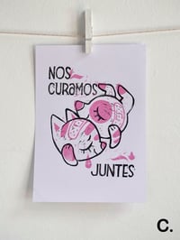 Image 3 of Nos curamos - Grabado Artesanal (rosa)