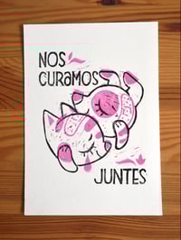 Image 4 of Nos curamos - Grabado Artesanal (rosa)