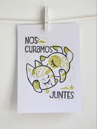 Image 1 of Nos curamos - Grabado Artesanal (verde)