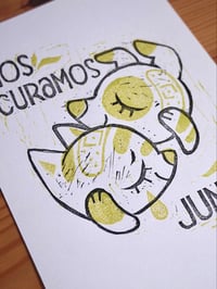 Image 3 of Nos curamos - Grabado Artesanal (verde)