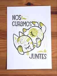 Image 2 of Nos curamos - Grabado Artesanal (verde)