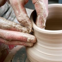 Image 2 of Kvällskurs i drejning och handbygge #2 – 8 måndagar