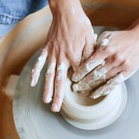 Image 3 of Dagkurs i drejning och handbygge #2 – 5 fredagar