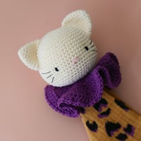 Image 2 of Doudou chat au crochet-lange gaze de coton Fauve-collerette violet