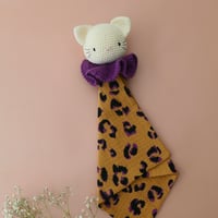 Image 1 of Doudou chat au crochet-lange gaze de coton Fauve-collerette violet