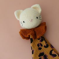 Image 2 of Doudou chat au crochet-lange gaze de coton Fauve-collerette camel