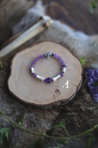 Image 2 of Bracciale con ossa di volpe e cuore in ametista