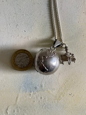 Image of Vintage necklace “sitting on top of the world”