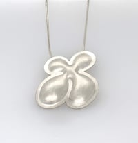Image 1 of Pendentif X de la collection chromosomes joufflus. Argent