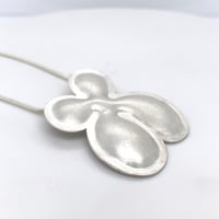 Image 2 of Pendentif X de la collection chromosomes joufflus. Argent