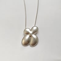 Image 3 of Pendentif X de la collection chromosomes joufflus. Argent