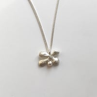 Petit pendentif avec perle de la collection Chromosomes joufflus 