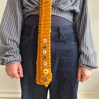 Image 3 of Buttons tie (Mustard)