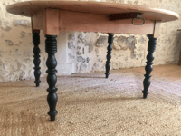 Image 4 of Table ronde à pieds tournés ancienne. 