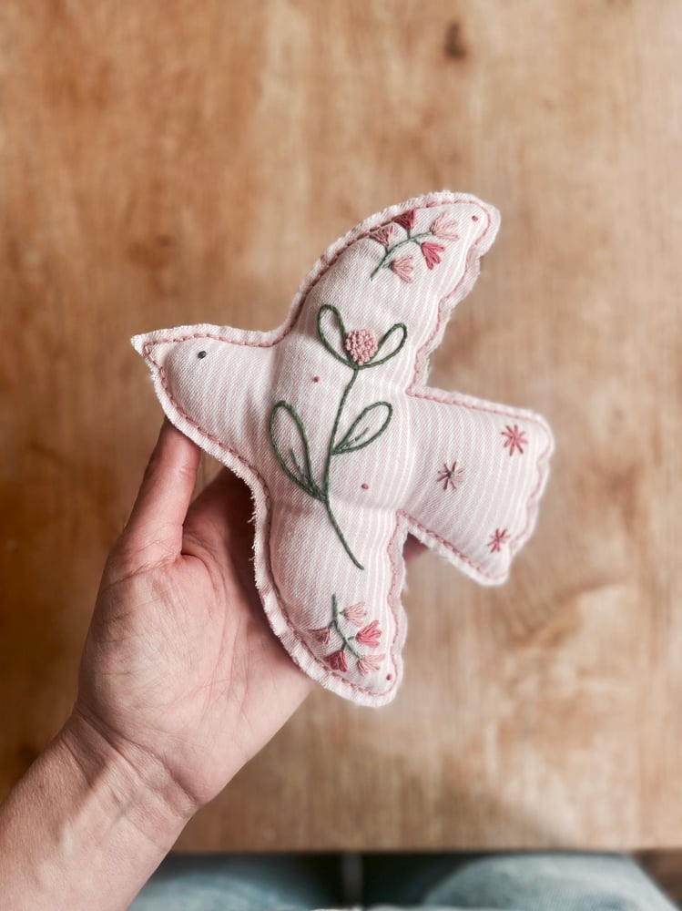Image of Oiseau brodé - Bel oiseau rose - Précommande 
