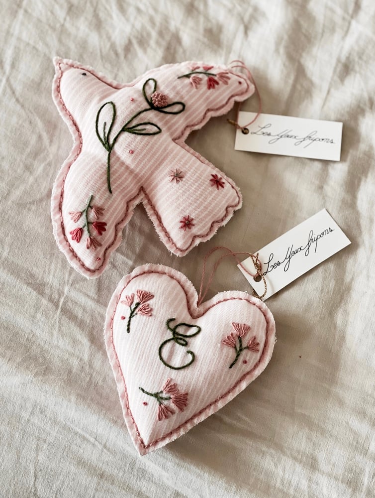 Image of Oiseau brodé - Bel oiseau rose - Précommande 