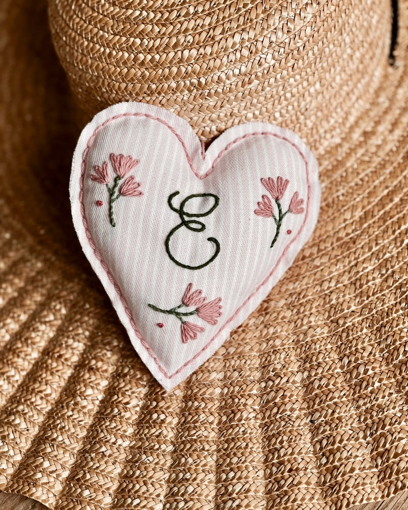 Image of Broderie - Coeur rose initial - Personnalisable 