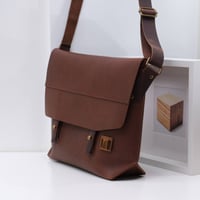 Image 4 of Classic Messenger Medium in vintage reddish brown
