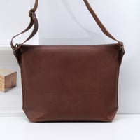 Image 3 of Classic Messenger Medium in vintage reddish brown