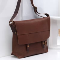 Image 2 of Classic Messenger Medium in vintage reddish brown