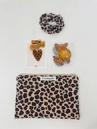 Image 1 of *CADEAU* La jolie pochette à livre, chouchou, thé et porte-clé