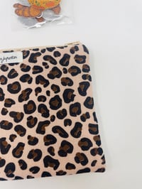 Image 2 of *CADEAU* La jolie pochette à livre, chouchou, thé et porte-clé