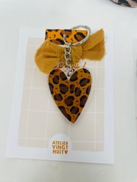 Image 4 of *CADEAU* La jolie pochette à livre, chouchou, thé et porte-clé