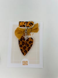 Image 3 of *CADEAU* La jolie pochette à livre léopard, bracelet et porte-clé 