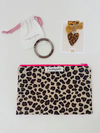 Image 1 of *CADEAU* La jolie pochette à livre léopard, bracelet et porte-clé 