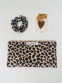 Image 1 of *CADEAU* La Jolie pochette à passeports léopard, chouchou et porte-clé