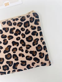 Image 2 of *CADEAU* La Jolie pochette à passeports léopard, chouchou et porte-clé