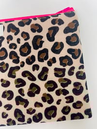 Image 2 of *CADEAU* La Jolie pochette à passeports léopard fluo, chouchou et porte-clé