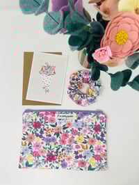 Image 1 of *CADEAU* La belle pochette à livres fleurie, chouchou et carte postale