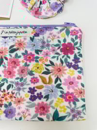 Image 2 of *CADEAU* La belle pochette à livres fleurie, chouchou et carte postale
