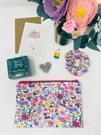 Image 1 of *CADEAU* La Jolie pochette à livre fleurie, thé, carte postale et chouchou