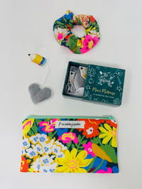 Image 1 of *CADEAU* La jolie pochette à portable, thé, et chouchou