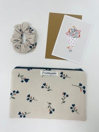 Image 1 of *CADEAU* La belle pochette à livre, chouchou et carte postale