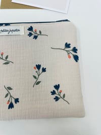Image 2 of *CADEAU* La belle pochette à livre, chouchou et carte postale