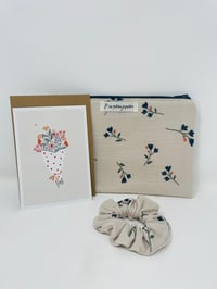 Image 5 of *CADEAU* La belle pochette à livre, chouchou et carte postale
