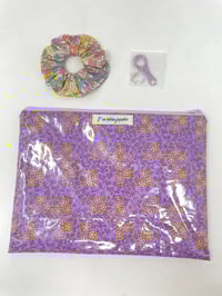Image 1 of *CADEAU* La Jolie pochette à maillot, jeton de caddie et chouchou